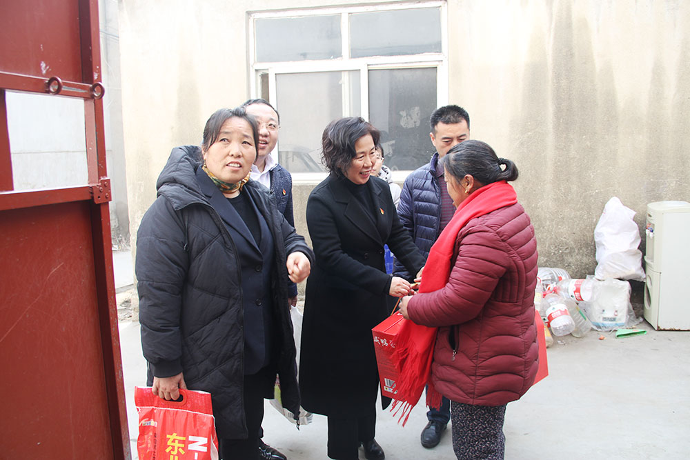 支部书记杜军秀同志春节慰问困难职工4