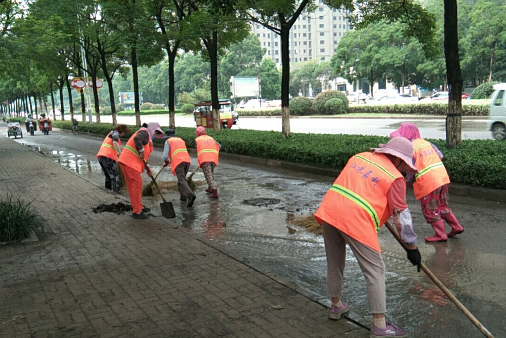 雨后清除污泥