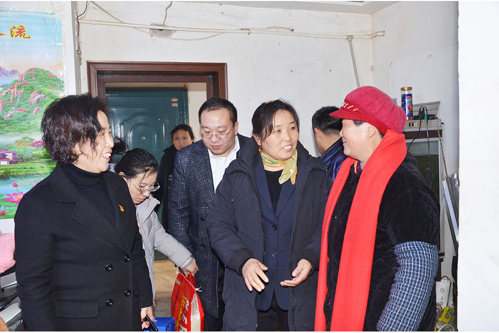 支部书记杜军秀同志春节走访困难职工