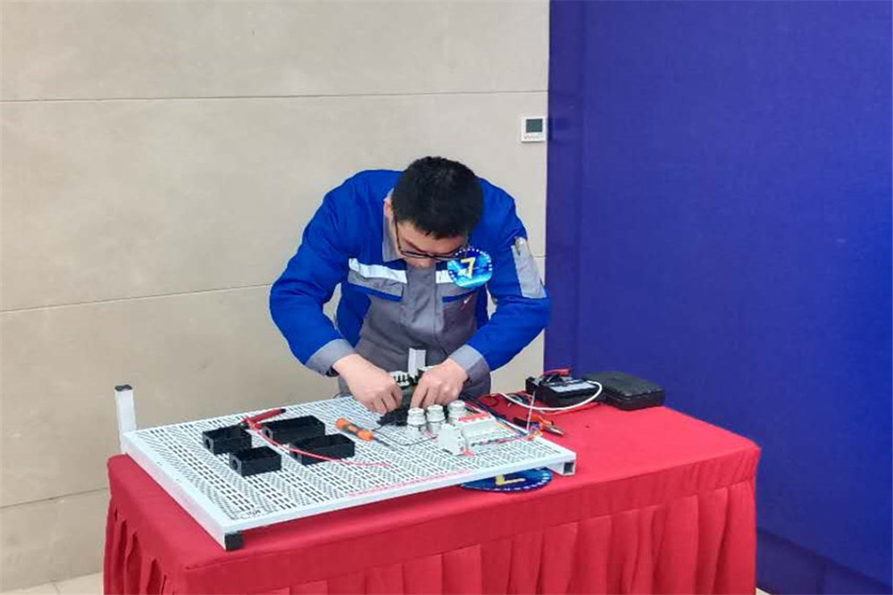 参加市物业协会技能竞赛合影4