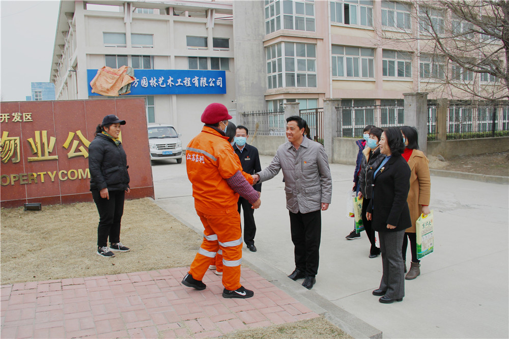 党政办李光主任与环卫工人亲切握手