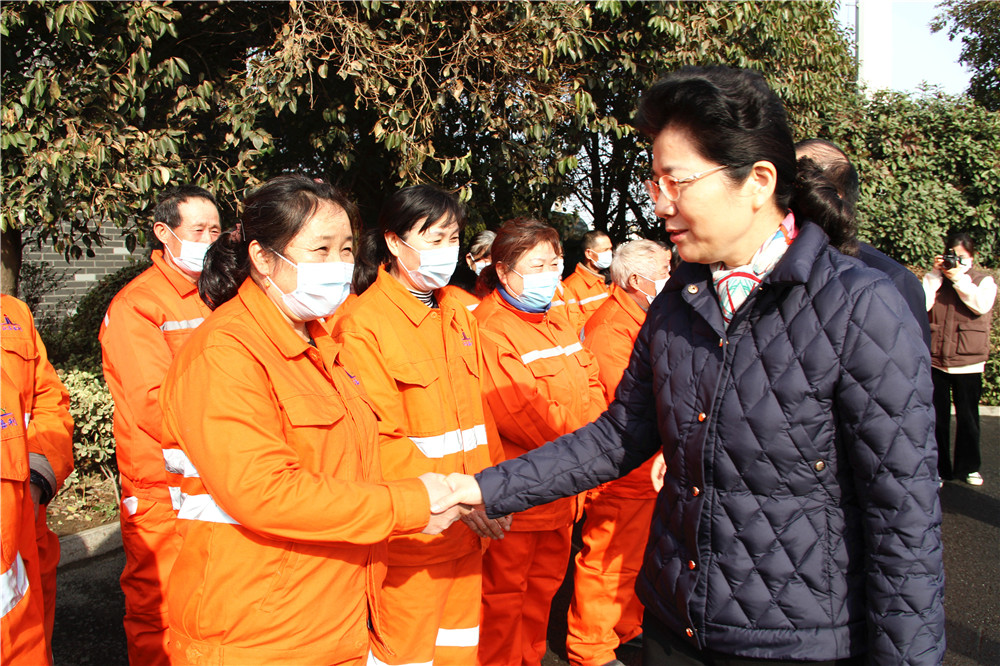 经开区李书记与嘉利物业女子环卫队代表亲切握手