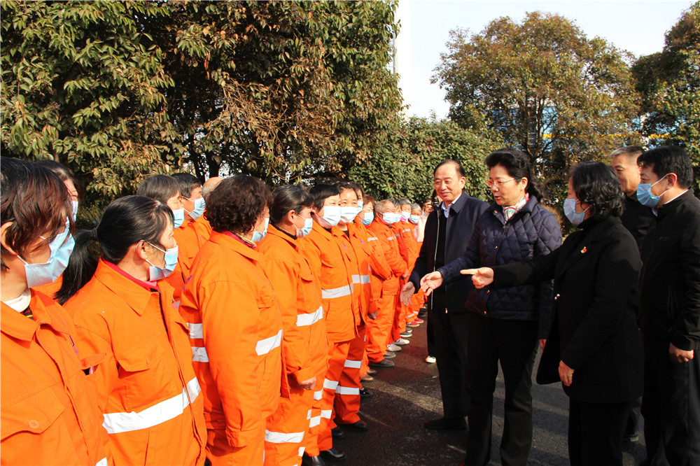 经开区李书记、臧主任慰问嘉利物业环卫工人