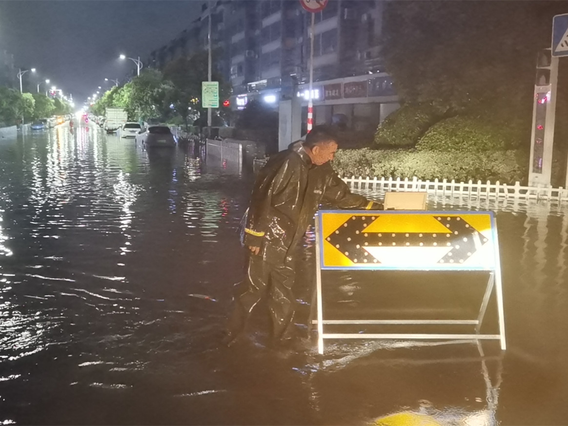 防洪抢险 踏浪前行