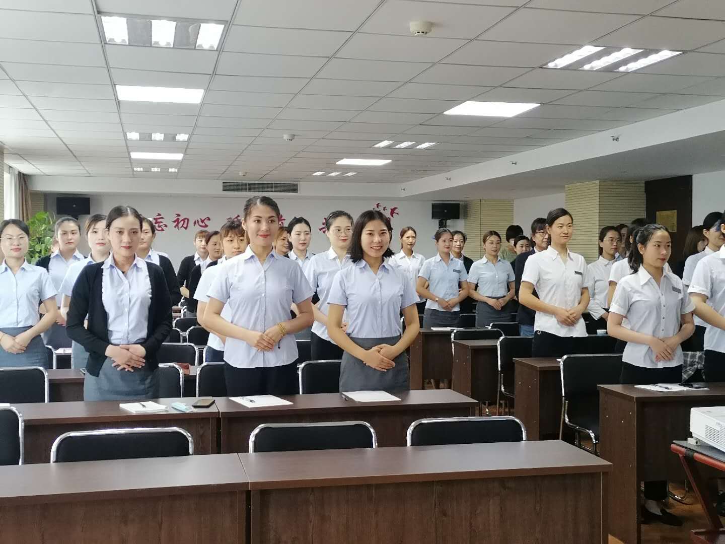突出红色创建 打造优秀团队