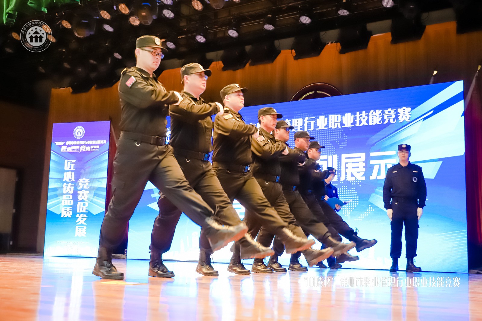 16秩序维护员组 正步.jpg