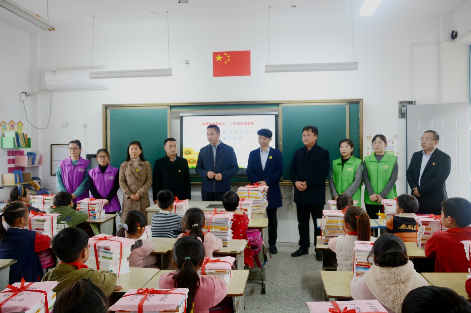 山黄小学捐书活动