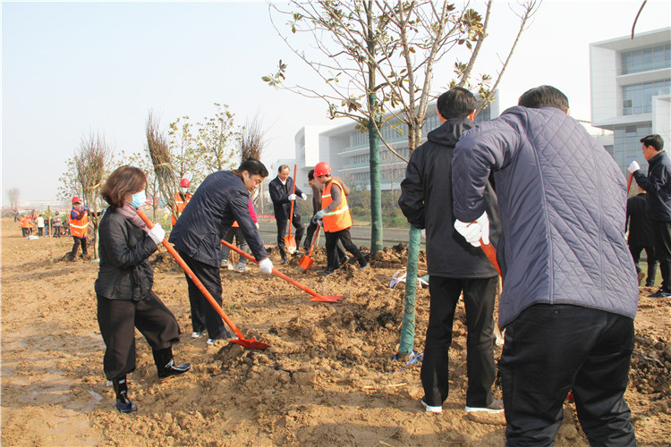6义务植树现场（李欣主任）.jpg