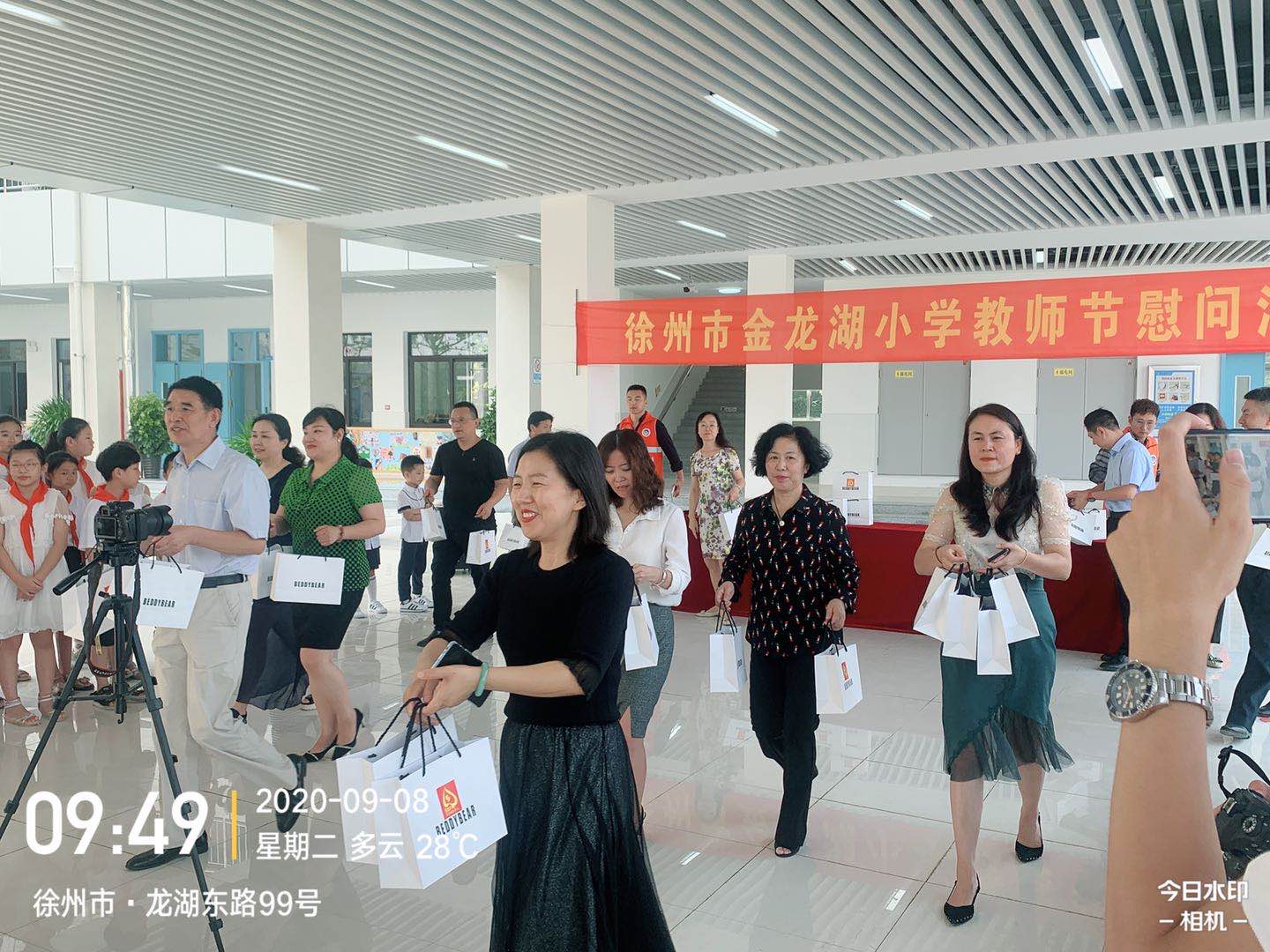 10金龙湖小学教师节慰问（杜总）.jpg