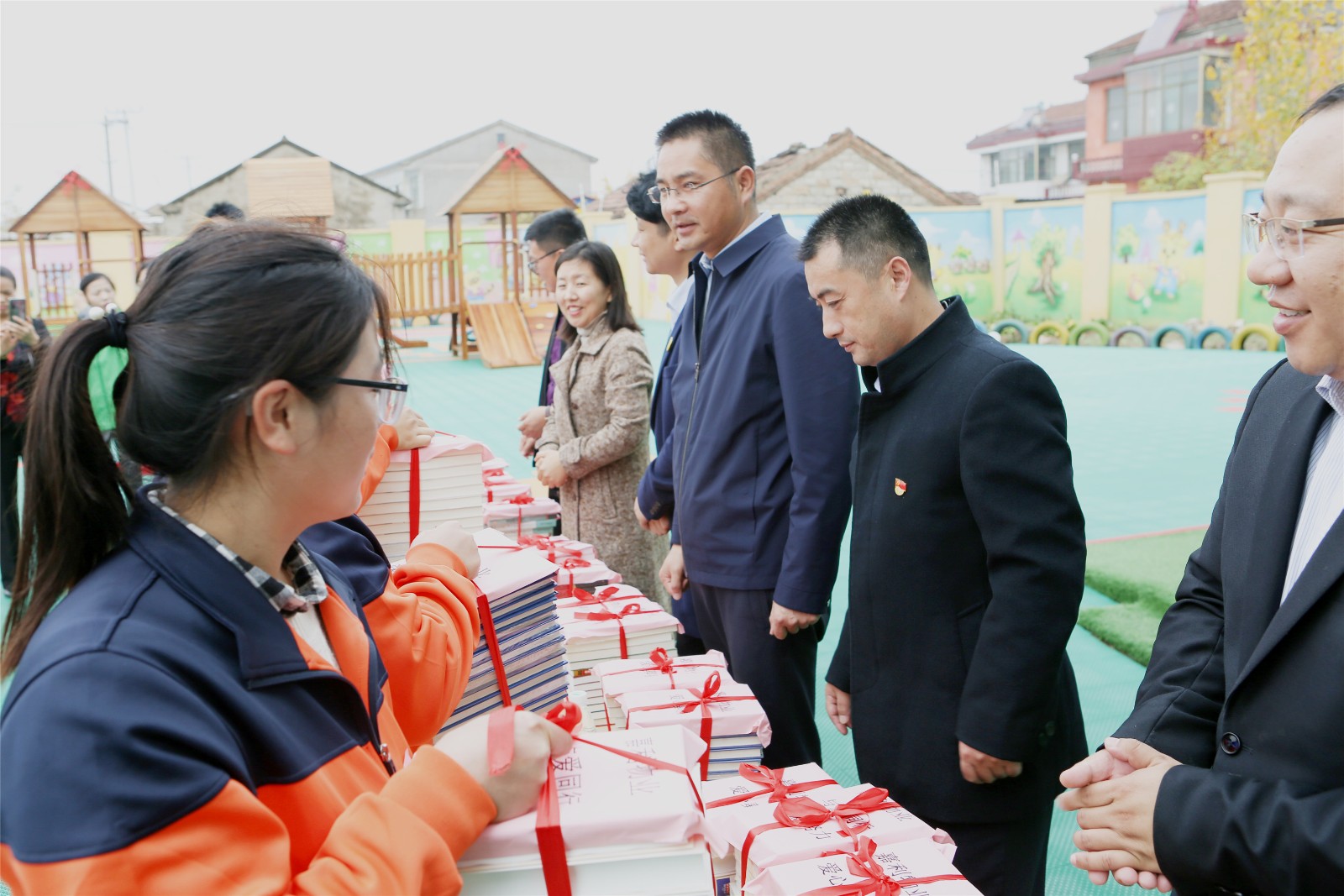 3吴楼幼儿园捐书.jpg